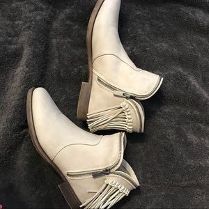 SPRING FRINGE BOOTIES